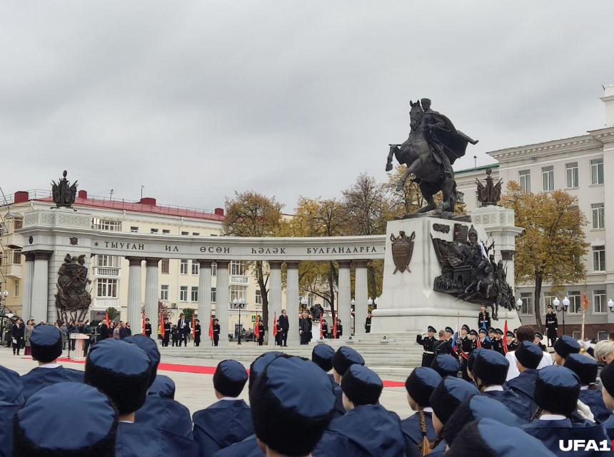 В Уфе открыли памятник легендарному генералу Минигали Шаймуратову