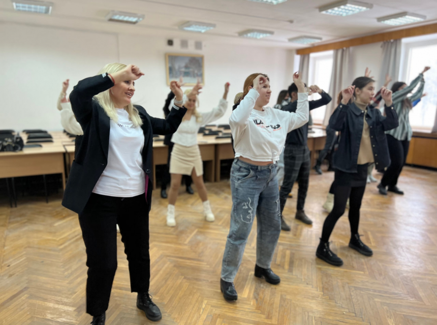 Студенты Академии приняли участие в танцевальном флешмобе, посвященном Международному женскому дню