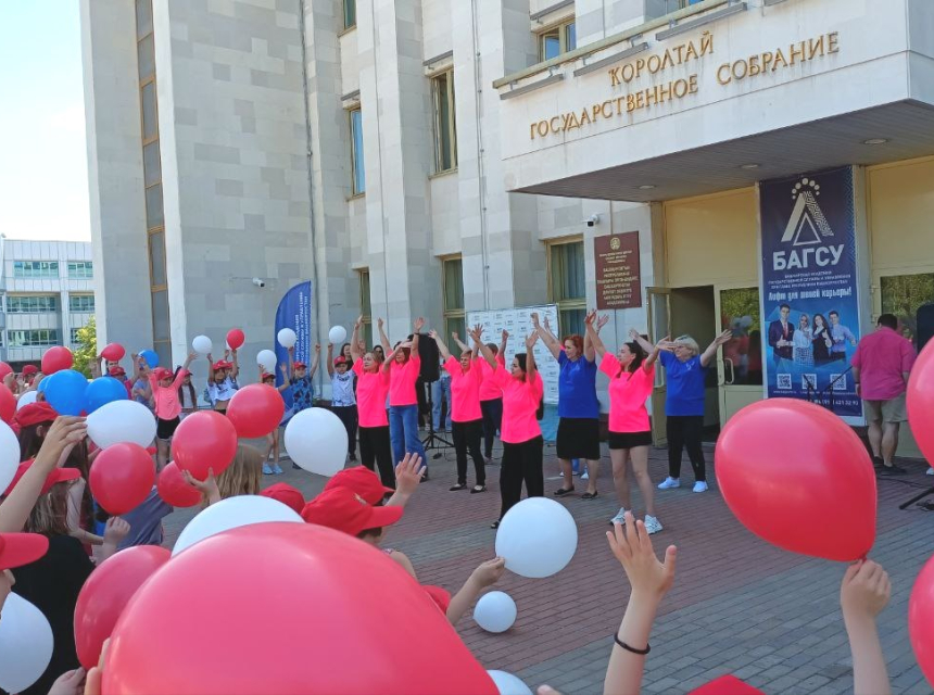 Ко Дню России студенты Академии организовали флешмоб для школьников